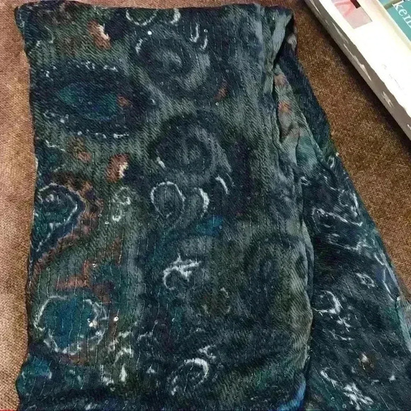 NWT Green Patterned Scarf with Sequins - Picture 2 of 7